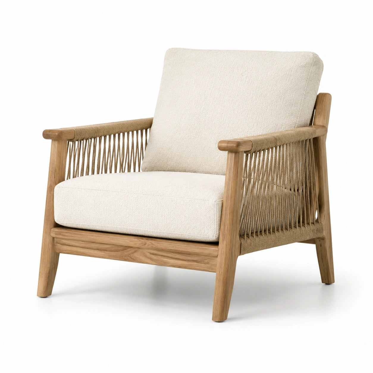Fauteuil en bois avec coussins en tissu blanc